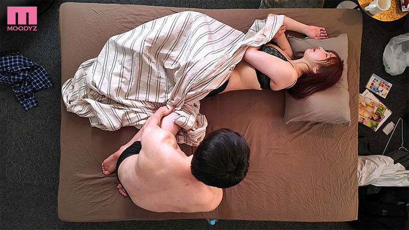 泥●から目覚めると童貞部屋に下着姿の巨乳先輩が…!「童貞キモい」と軽蔑していたくせにチ○ポの相性が良すぎたのか…うんとメロついてくる! うんぱい 画像2