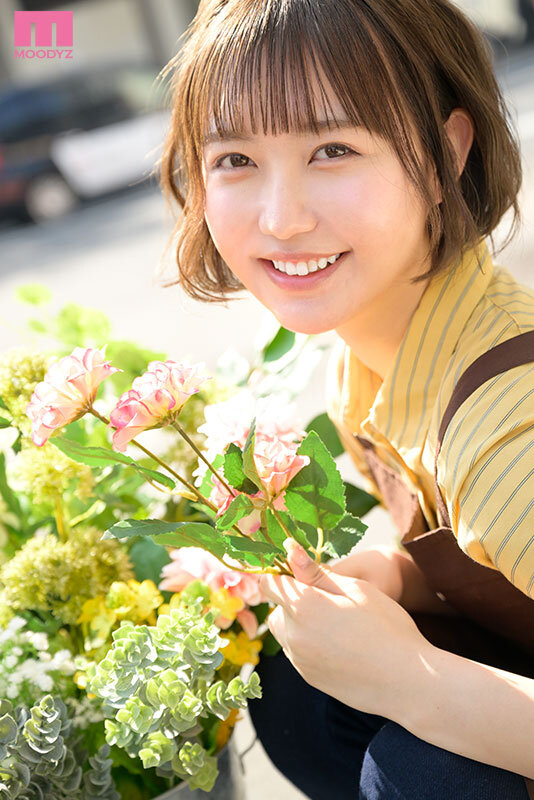 新人 太陽のように明るい脱いだら健康細身ボディの町のお花屋さんが足腰プルップル震わせ痙攣絶頂AVデビュー 加ノ崎みる