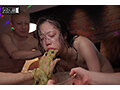 「飲む→吐く→溜める」最狂イラマ極リサイクル。ゲロ飲み排水溝女。 二葉エマ 画像10
