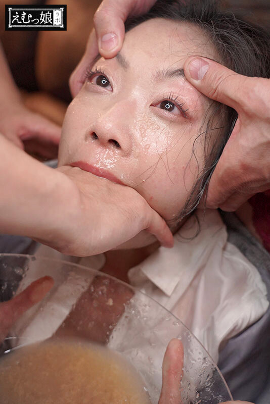 「飲む→吐く→溜める」最狂イラマ極リサイクル。ゲロ飲み排水溝女。 二葉エマ サンプル