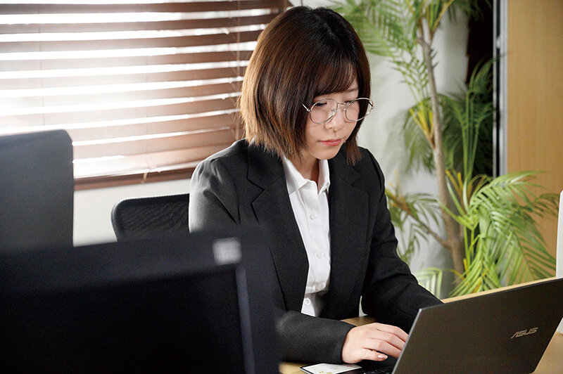 「先生、アヘ顔が治りません…」すけべスイッチが入るとアヘ顔になってしまうむっつり地味OLに脳もマ○コもバグらせる絶頂ショック療法 沙月恵奈 画像2