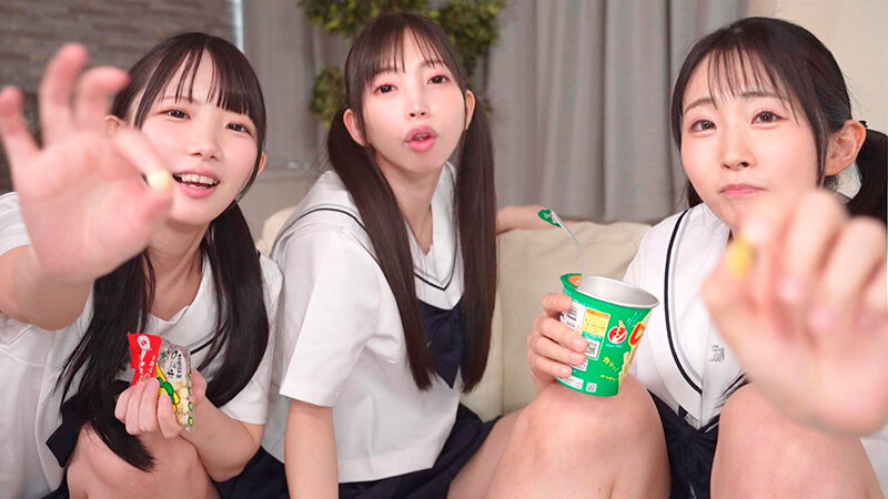 初めて見るデカチンに興味津々！パイパンつるペタ3姉妹の極狭ワレメに精子をどぴゅどぴゅ出しまくるちびっ子ハーレム 画像2