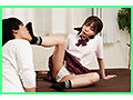 友達の妹がクソ生意気なメスガキだった！馬乗りにされて「ザッッコぉww」と罵られ、足の裏を舐めさせられながら搾精されまくった 日向由奈 - サンプル 5