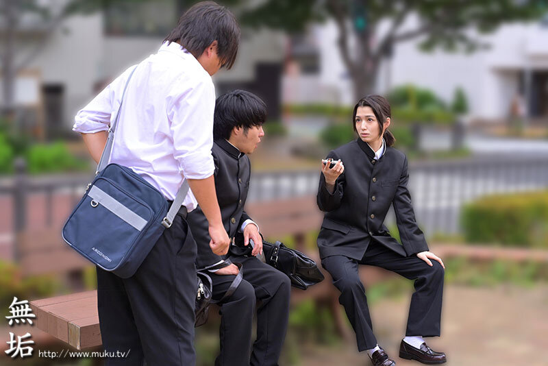 男装痴女の童貞狩りスクールライフ 男子校の同級生がまさかの女の子!?秘密を知ってしまったクラスメイトを痴女誘惑で口封じ 倉本すみれ 1枚目