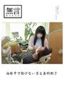 治療中で動けない男と歯科助手