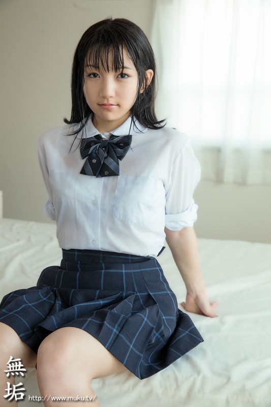 色白つるつるパイパン少女 汗だく中出しデビュー 感じまくると汗だくでイキまくる敏感少女見つけました なな