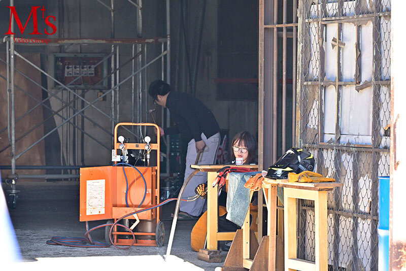 作業着の下に隠されたメスの顔…男だらけの町工場で働く寡黙で孤独な溶接女子が歪んだ本性を曝け出すドM変態カミングアウトAVデビュー 桜庭かりな サンプル