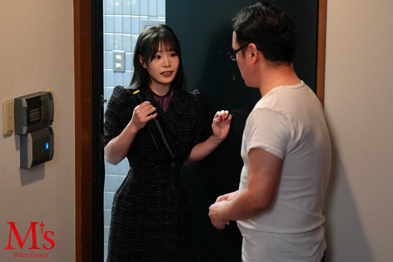 男なら絶対断れない！ とてつもなくいやらしい下着姿で中年おやじに見せつけ誘惑してくる向かいの部屋の露出狂お姉さん 結城りの