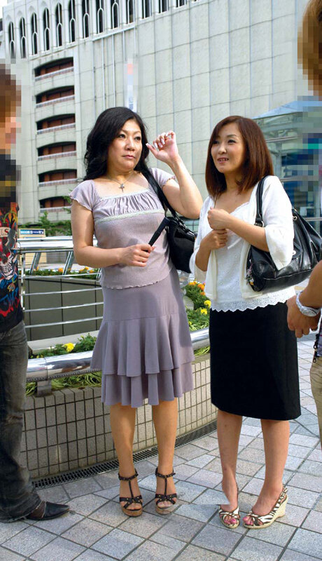 人妻ナンパ昭和生まれの熟妻平成生まれの艶妻夫とのセックスはご無沙汰で欲求不満の奥様に生でチン〇を挿入して濃厚ザーメン中出し発射15人5時間 6枚目