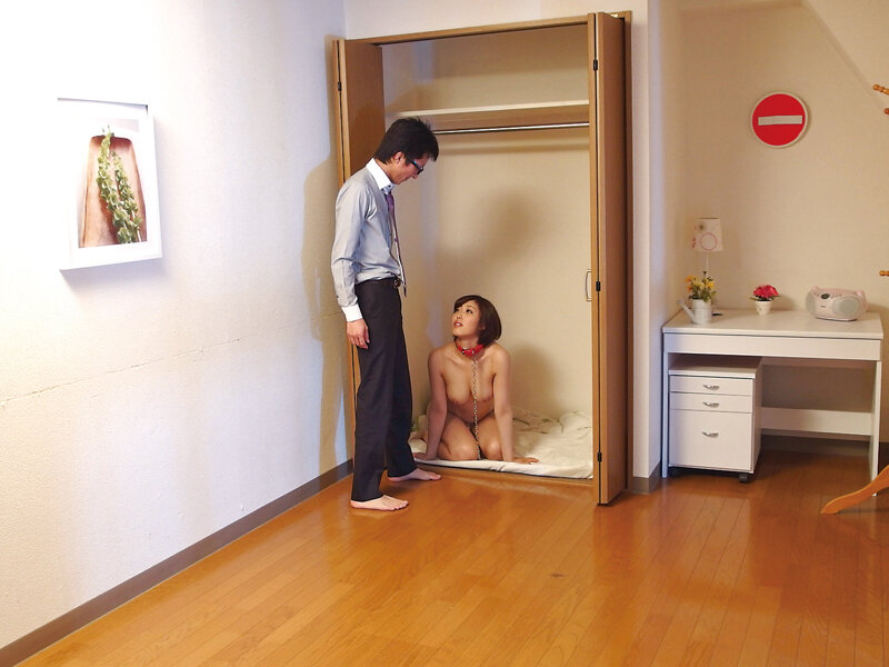 押入れで旦那の帰りを待つ全裸ペット妻9人 画像2