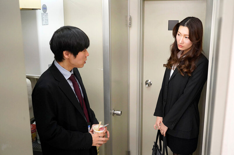 終電を逃した憧れの女上司と…におう蒸れたアソコを互いに舐め合い我慢できずにヌルっと挿入 背徳の居残りオフィスで残務処理 小谷舞花 画像18