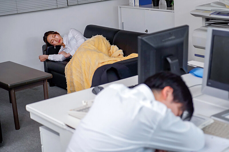 終電を逃した憧れの女上司と…におう蒸れたアソコを互いに舐め合い我慢できずにヌルっと挿入 背徳の居残りオフィスで残務処理 小谷舞花 4枚目