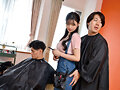 夫婦で小さなヘアサロンをやっているのですが常連客の髪型クレーム対応で理不尽な性的要求を呑んだ美容師の妻がデカチン他人棒で快楽堕ちしてしまった屈辱的な話です…。 三木環奈 - サンプル 2