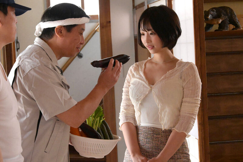 久しぶりに帰省したら田舎の優しい母さんが下品な親戚の叔父たちにマワされ飼い慣らされていました…。 那賀崎ゆきね 画像3