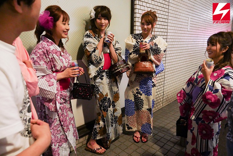 花火大会帰りの浴衣ギャル4人組をハイテンションナンパ!ラブホで酔わせてアゲアゲ気分の女子たちと大乱交開催!! 浴衣はだけてノリノリ中出しSEXパーティーしちゃいました!!!