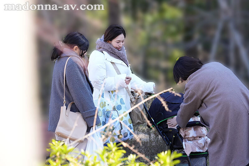 巨乳ママ借金取り立て自宅訪問レ×プ ~夫、息子、ママ友のすぐ傍で…~ 木村玲衣 画像1
