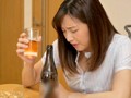 生真面目教育ママの意外な本性 酒乱でド淫乱化する発情オンナ 鈴木真夕 サンプル画像2