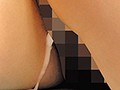 繰り返される主任からの連日の執拗な乳首責めセクハラに、いつしか自分からセクハラされることを期待して乳首がうずいてしまう地味系…パン工場編 - FANZA版サンプル画像
