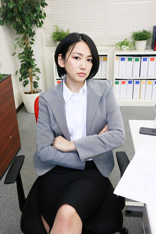 会社の女上司がデリヘルで働いていたので弱みにつけこみ本●（19）～ショートボブの似合う文具メーカー美人係長34歳 保田真咲