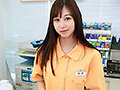 【連続スケベ小説】コンビニで働く巨乳母娘3~店内でチンポをつまみ食いするHカップ女子大生次女・こころさん 綾瀬こころ 画像14