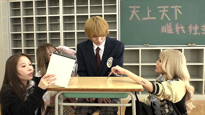 「ほら、うちらにケツ穴掘られて女の子みたいにイっちゃいなよw」ヤンキービッチ女子●生たちが入学早々目を付けたかわいい童貞男子のアナルを強●メスイキ開発 1枚目