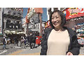 おばちゃんナンパ催●！総集編～商店街で買い物していた普通の主婦を●制淫乱化させてヤリたい放題の挿れ放題！ - サンプル 1