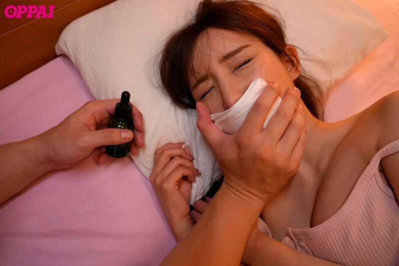 ひと回りも年の離れた出来のいい義妹に片思いして10年。 ある日彼氏ができたと知った俺は、嫉妬のあまり睡眠薬を盛って毎晩中出し昏●レ×プをし続けていた…。 楪カレン 3枚目