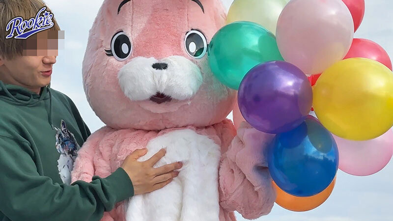 着ぐるみの中身はまさかのグラマラスおっぱい美女!? 着衣熱気と痛客セクハラでド発情してしまった爆乳お姉さんと肉感MAX汗だく絶頂SEX 1枚目