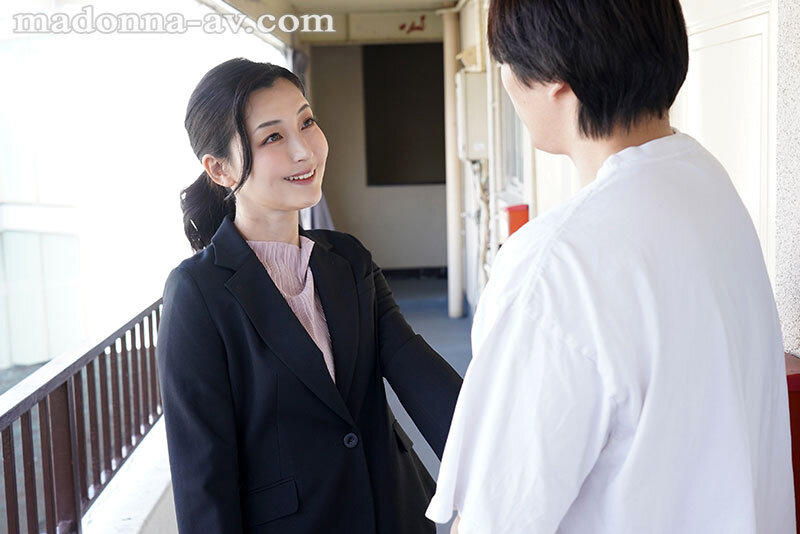 出張で泊まりに来た叔母と同居生活 無防備すぎる仕事終わり蒸れた肉感パンスト姿に僕は理性を狂わされて…。 吉永塔子 画像1