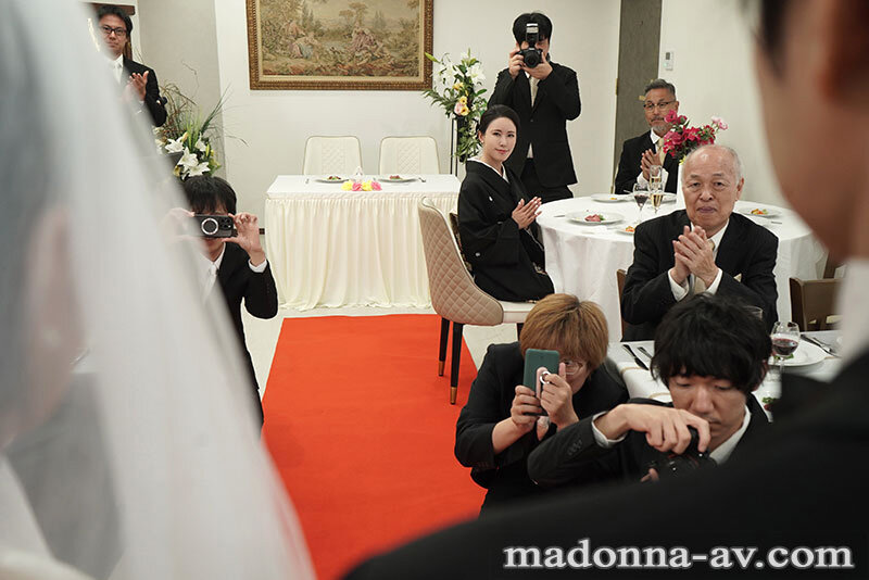 娘の幸せを見届けながら…。披露宴で娘婿に犯●れた母 水野優香 1枚目