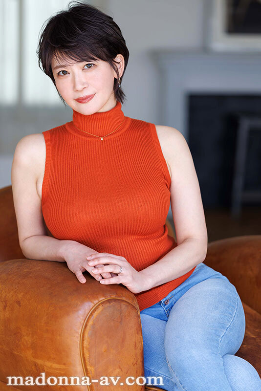 彼女が歩くだけで、下町の商店街さえランウェイに見えるー。 某人妻ファッション誌の読者モデル 秋月夕 47 歳 AV DEBUT サンプル