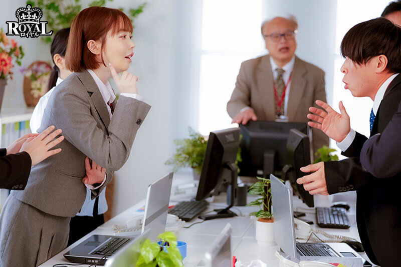 朝起きたら部屋に下着姿の同期女子社員!いつも生意気で悪態ばかりついてくるのに、甘えてきたので… 小栗操 1枚目