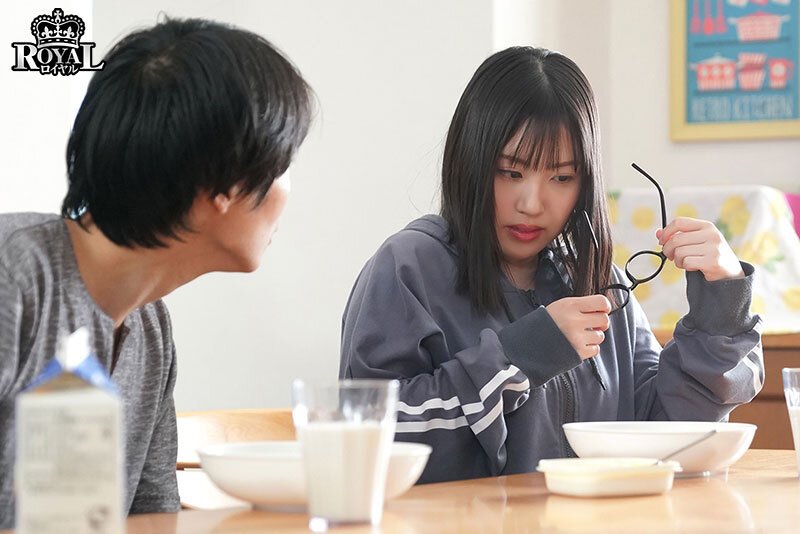 僕の姉は地味で控えめですが、眼鏡を外すと、絶世の美女で我慢できず迫ったら素股からの生挿入で初中出しをさせてくれました。 夕木こいろ 画像1