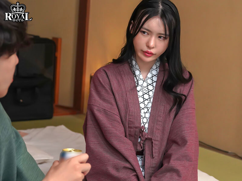 朝起きたら部屋に浴衣がはだけた後輩女子社員！いつも生意気で悪態ばかりついてくるのに、甘えてきたので… 黒島玲衣 画像1