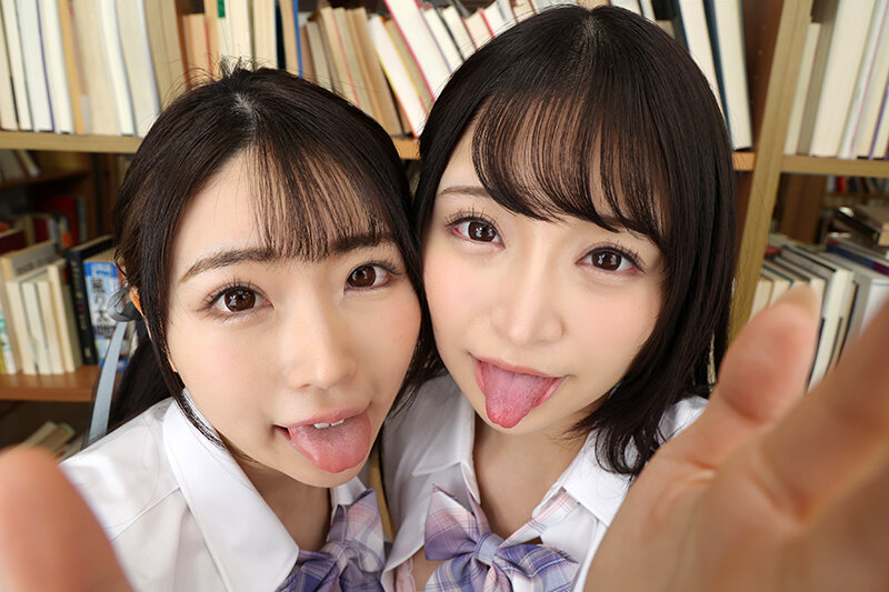 【VR】W乳首舐めが…ヤバすぎる…!!図書室で教え子2人と声我慢エッチ!! 皆月ひかる 佐藤ののか 画像2