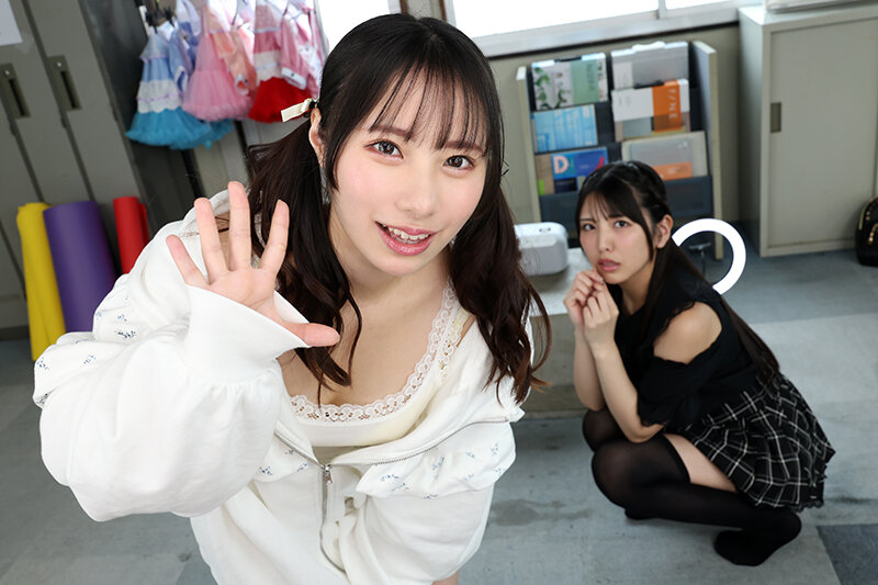 【VR】オタクの僕が推しアイドル達の専属プロデューサーに！？ しかもルールを破ってハメまくり！！ 禁断のアイドル中出しハーレム開幕！ シオリ＆ヒナコとレッスン中に…編 サンプル