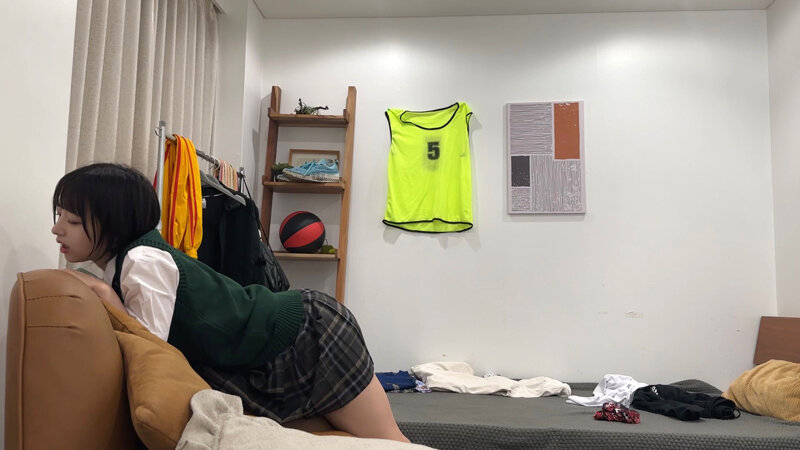 制服少女が部屋で1人でムラムラして…秘密の自慰をこっそり隠し撮り。声を漏らして快感に没頭する無防備な角オナ盗撮。その後凸してビショ濡れま●こSEXした。 5枚目
