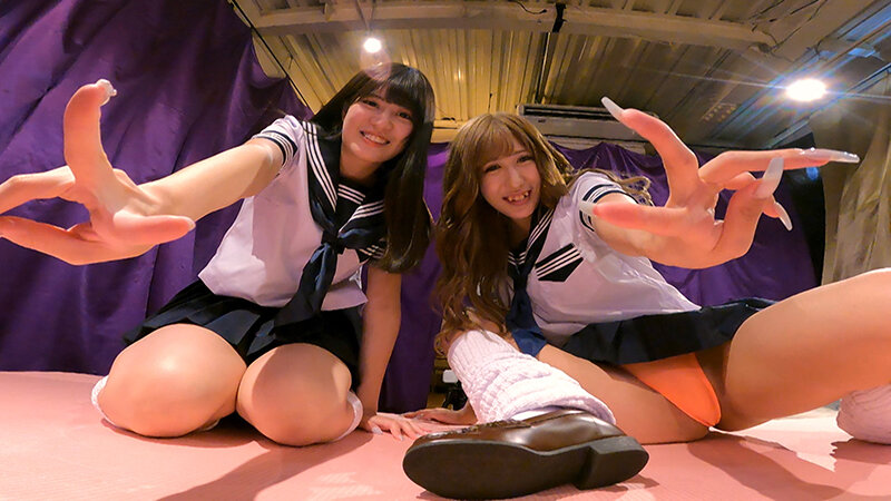 女子校生達がパンティーをオ○ンコにグイグイ食い込ませて見せつけてくるんです。10 画像2