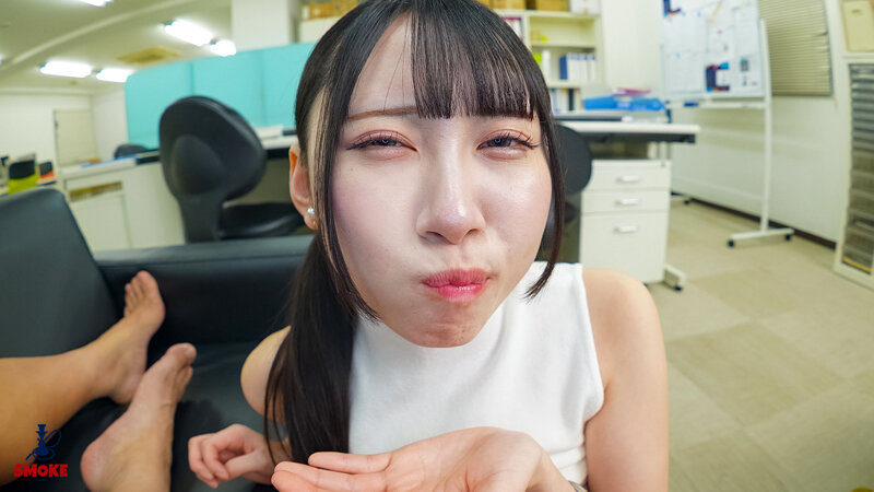 【ごっくんセクハラ】 残業中、2人きりの社内でムラムラ部長の中年精子を毎日飲まされる押しに弱いスレンダー新人部下OL ゆめ莉りか 18枚目