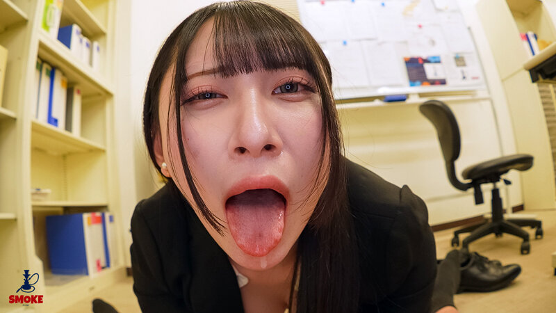 【ごっくんセクハラ】 残業中、2人きりの社内でムラムラ部長の中年精子を毎日飲まされる押しに弱いスレンダー新人部下OL ゆめ莉りか 6枚目