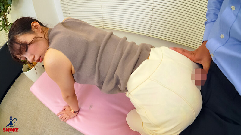【ぶっかけセクハラ】残業中、2人きりの社内で無自覚誘惑パッツンスーツのせいでムラムラ部長の中年こってり精子をかけられるデカ尻新人OL 宮城りえ 15枚目