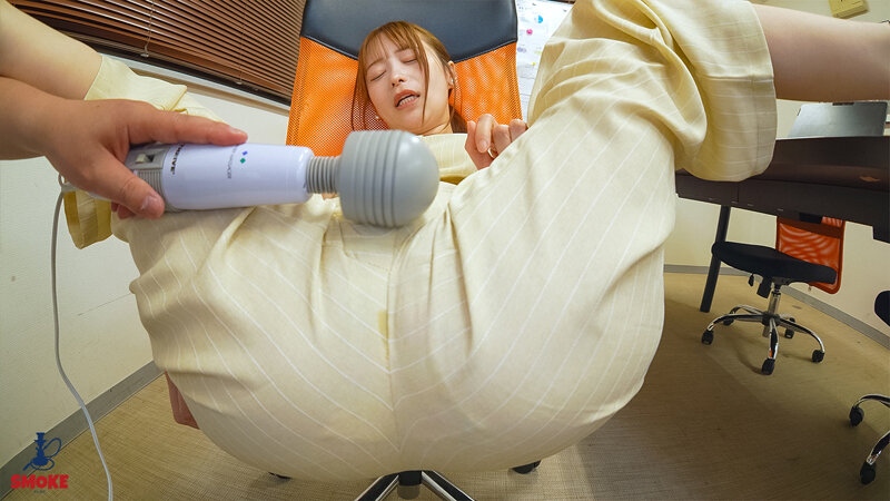 【飲尿聖水セクハラ】 残業中、2人きりの社内でトイレ我慢で溜まった鮮度抜群おしっこを変態上司に目の前で見せつけ飲みされ恥ずかしめ小便まみれSEXでイキ狂わされてしまう新人デカ尻部下OL 天馬ゆい