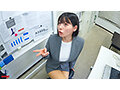 【過激下着セクハラ】残業中オフィスで2人きり、仕事に励む真面目ち〇ぽ部下にどすけべ変態ランジェリーコレクションを見せつけて勃起遊びする人妻巨乳女上司 九井スナオ - サンプル 1