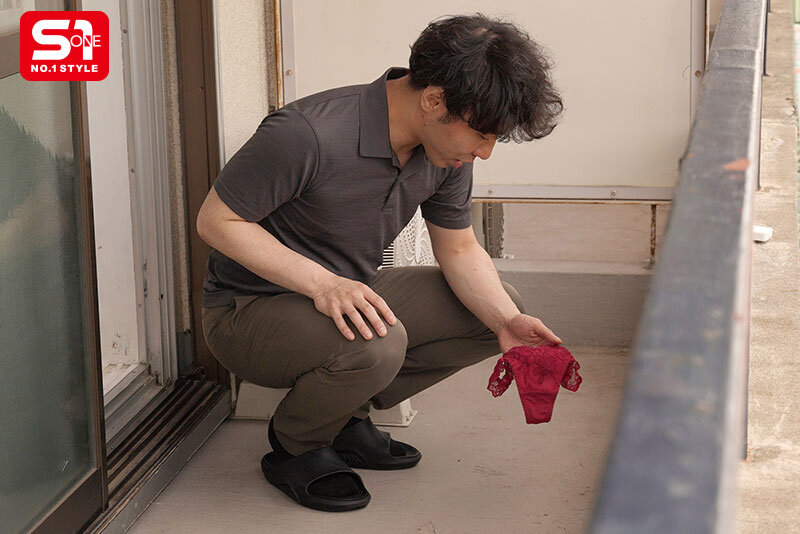 風で飛んできた下着を返しにいくたびに 谷間丸出しで微笑んでくる隣人のLカップお姉さん 鷲尾めい 画像1