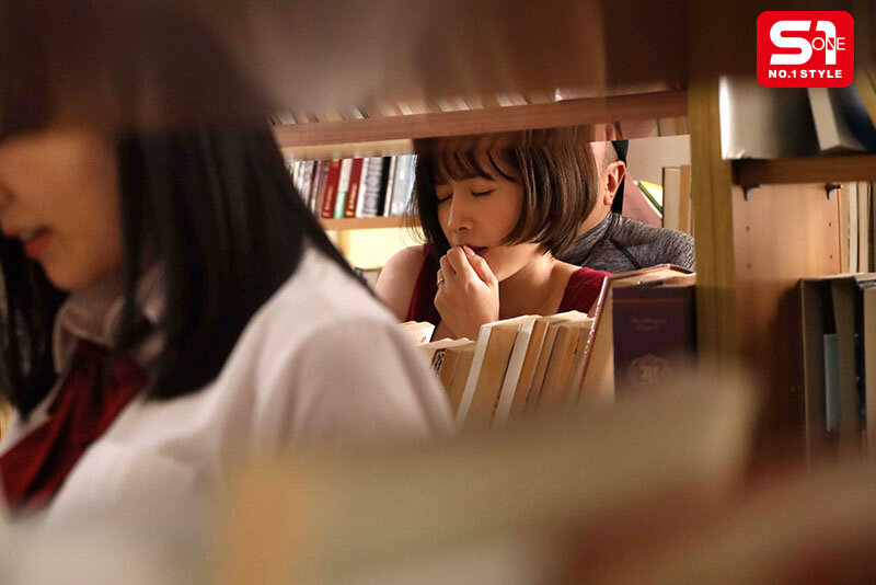 「私…おばさんなのに…」娘のすぐ傍で痴●され抵抗しても感じ始め、遂にはイカされちゃう！！欲求不満お母さん 奥田咲 画像9