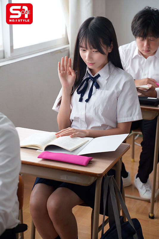 無口で大人しい女生徒なら体中を舐め回しても誰にも言わないんじゃないか？地味な図書委員は担任に舐め犯●れても抵抗できずイキまくる。 榊原萌 画像3