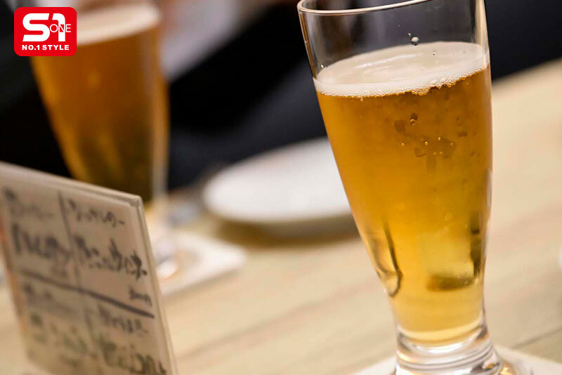 酔うと100％記憶失くす職場の後輩を毎日飲...のサンプル画像 1