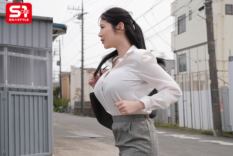 遅刻ギリギリでデカ乳揺らし駆け込み乗車...のサンプル画像 4