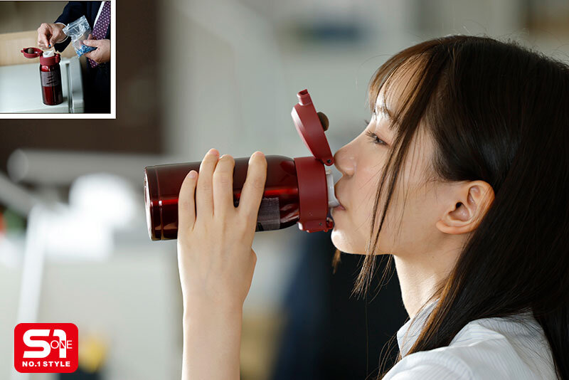 顔採用の新人OLは大嫌いなセクハラ上司に7日間こっそり媚薬を盛られ出張同行日にムラムラ爆発!キモいペニスが欲しくてたまらない。 三田真鈴 画像2