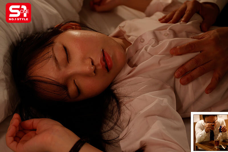 顔採用の新人OLは大嫌いなセクハラ上司に7日間こっそり媚薬を盛られ出張同行日にムラムラ爆発!キモいペニスが欲しくてたまらない。 三田真鈴 画像5